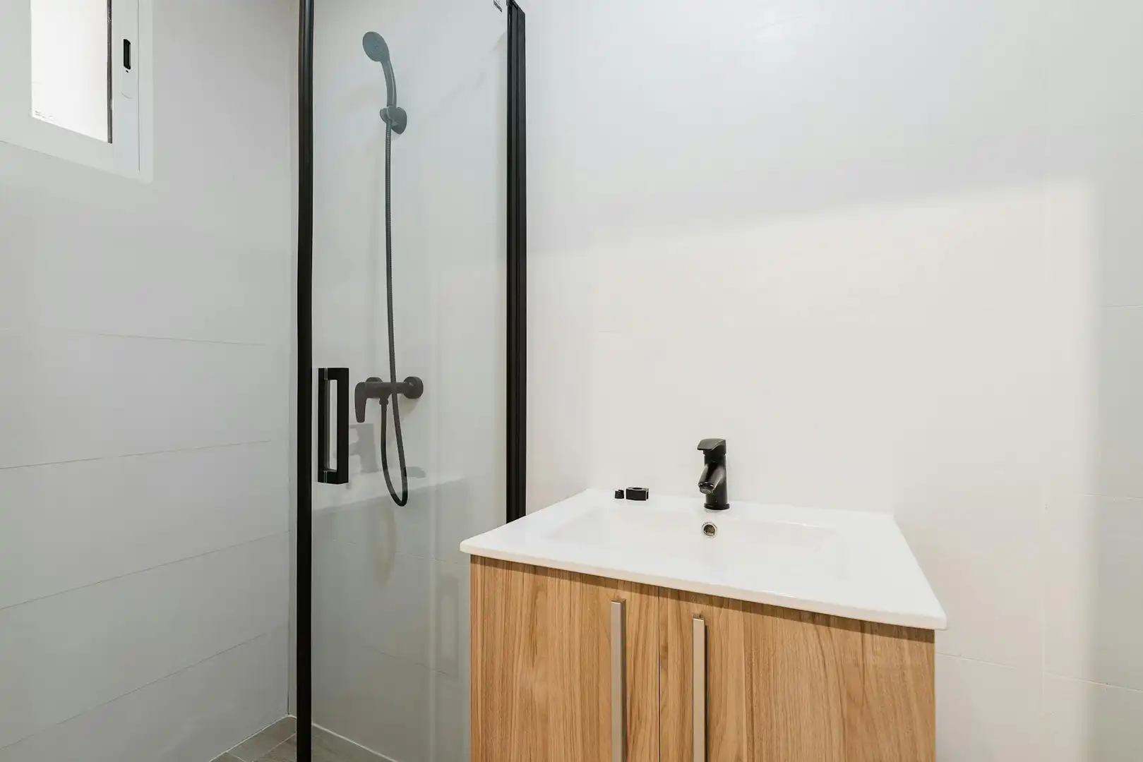 Badezimmer von Wohnung zur Miete in Valencia mit Klimaanlage, Waschmaschine und Fernseher