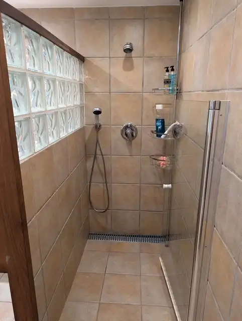 Badezimmer von Erdgeschoss zum Verkauf in Palamós mit Klimaanlage, Privatgarten und Terrasse