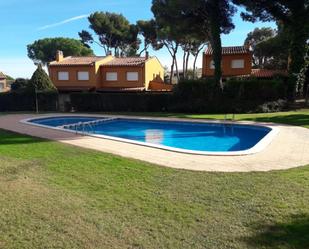 Piscina de Casa adosada de lloguer en Palamós amb Calefacció, Jardí privat i Piscina comunitària