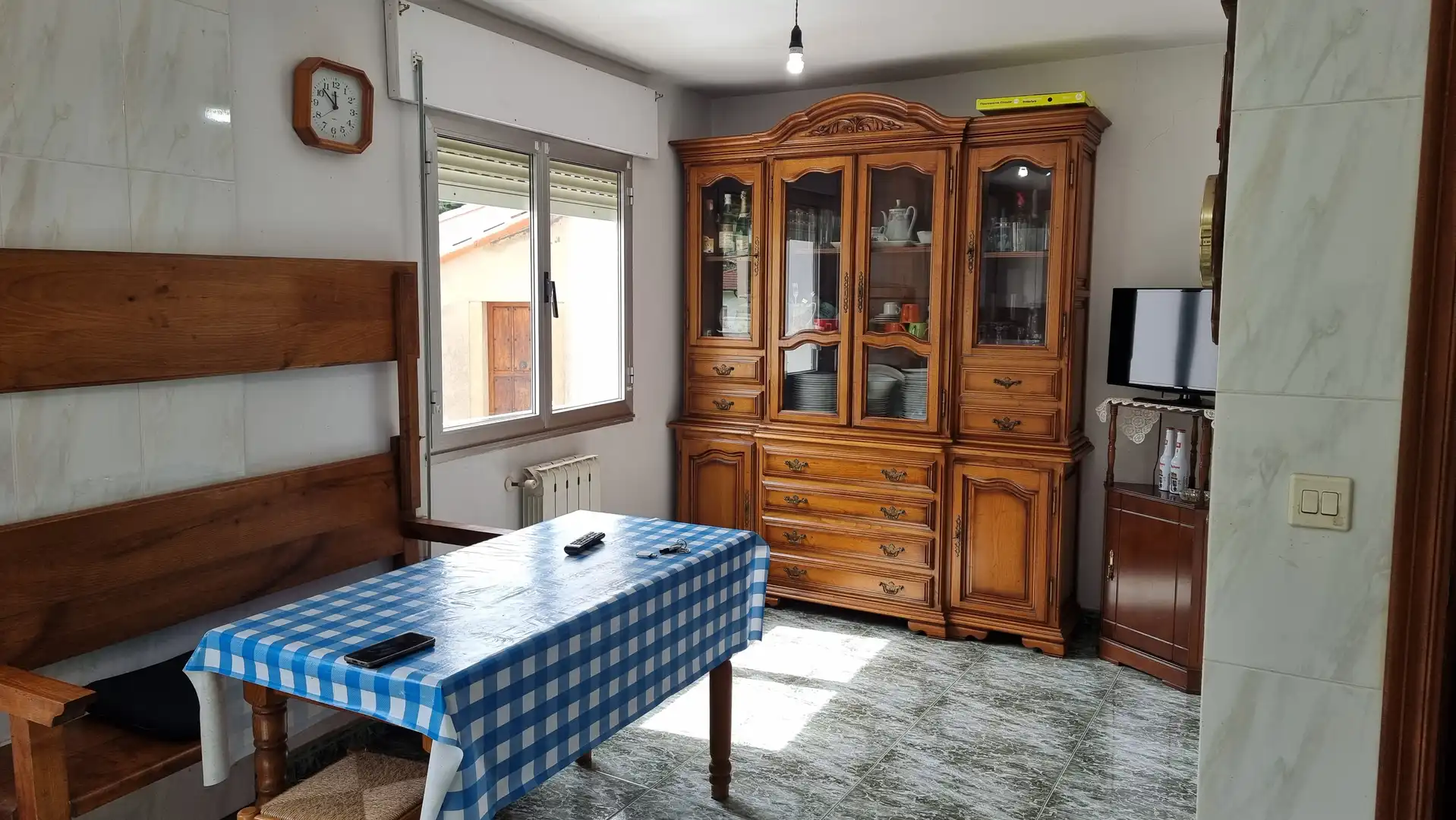 Sala d'estar de Casa adosada en venda en Cabrales amb Calefacció i Moblat