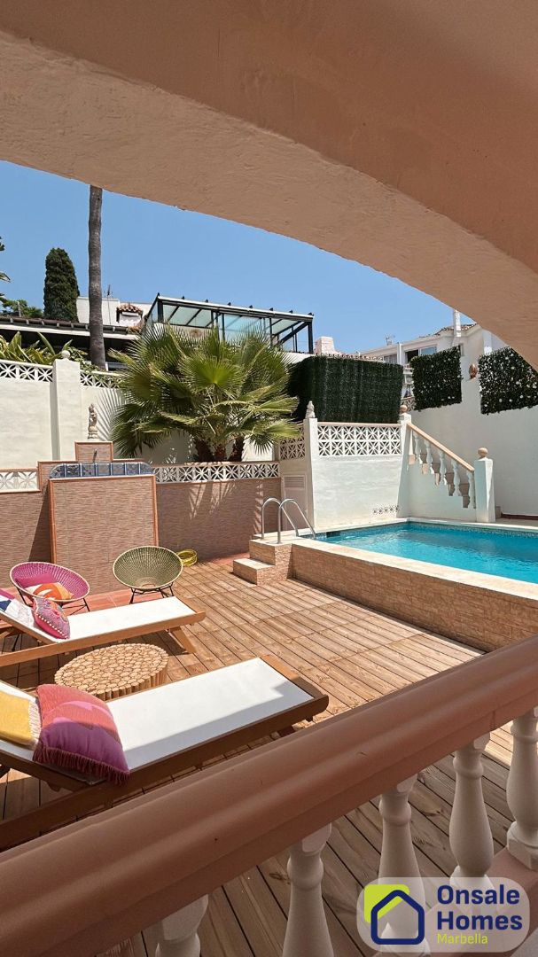 Swimming pool of House or chalet for sale in Marbella  with Air Conditioner, Private garden and Swimming Pool