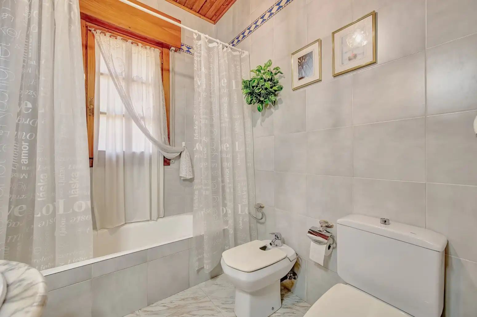 Badezimmer von Haus oder Chalet zum Verkauf in Aranguren mit Klimaanlage, Heizung und Privatgarten
