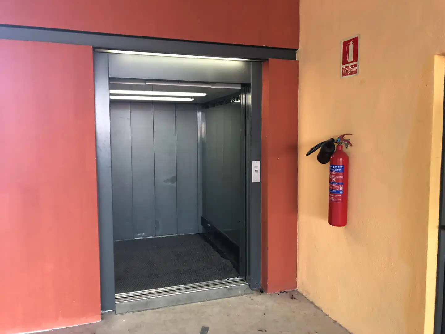 Nave industrial en venta en Badalona con Alarma