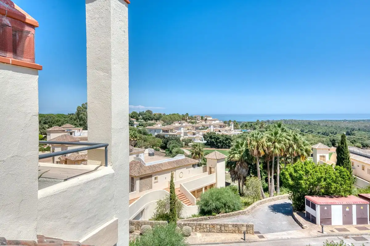 Vista exterior de Dúplex en venda en Sotogrande amb Aire condicionat, Terrassa i Traster