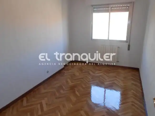 Dormitori de Pis de lloguer en Móstoles amb Parquet, Terrassa i Rentadora