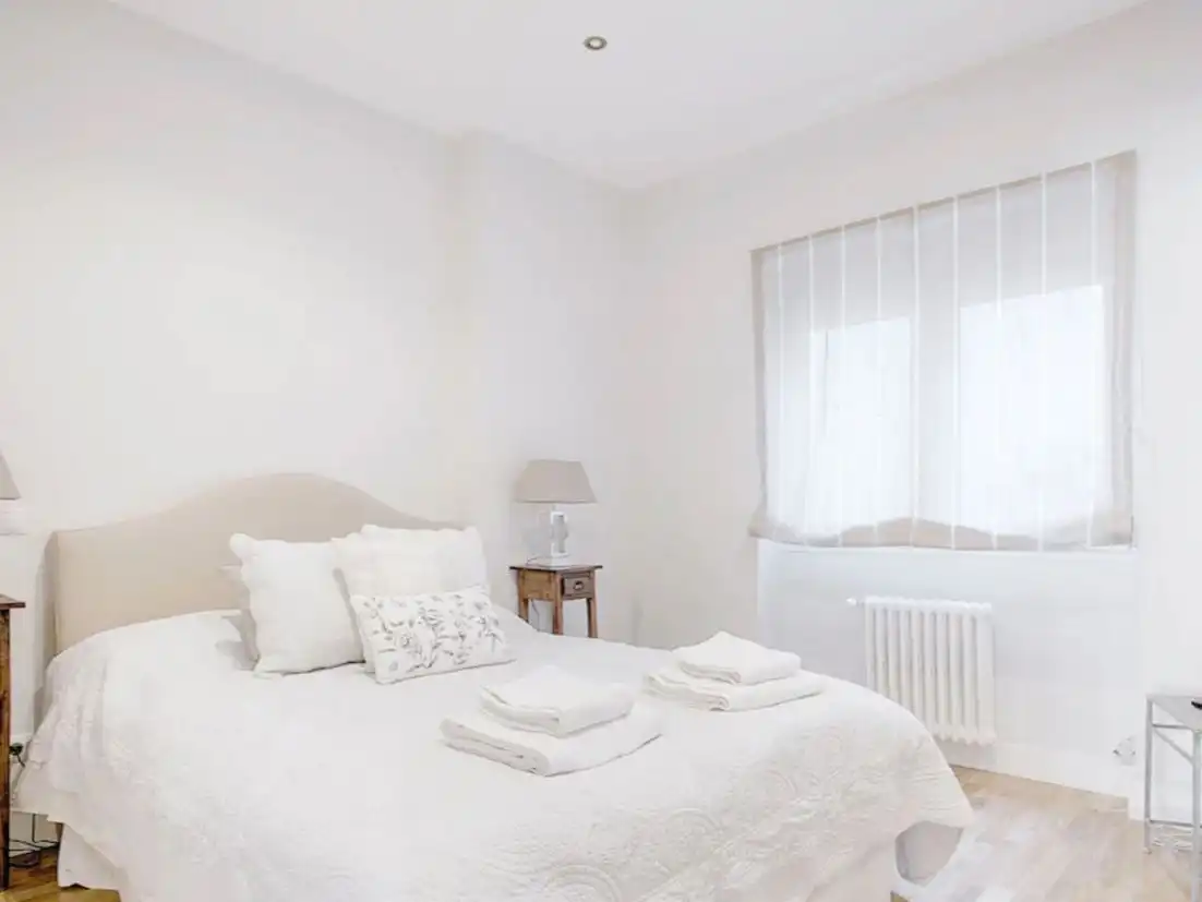 Schlafzimmer von Wohnungen zur Miete in Marbella mit Klimaanlage, Parkett und Möbliert