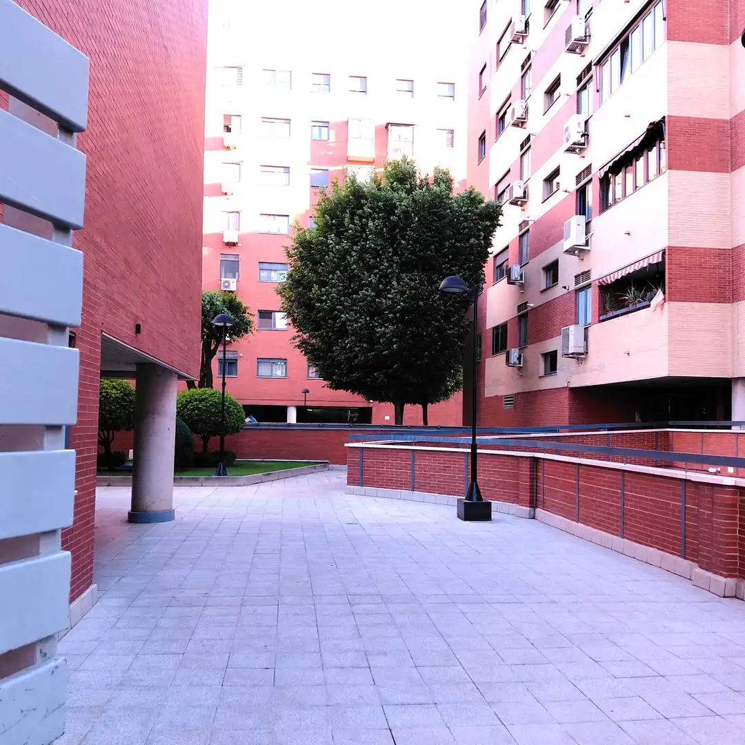 Vista exterior de Planta baja en venta en Madrid con Aire acondicionado, Calefacción y Jardín privado