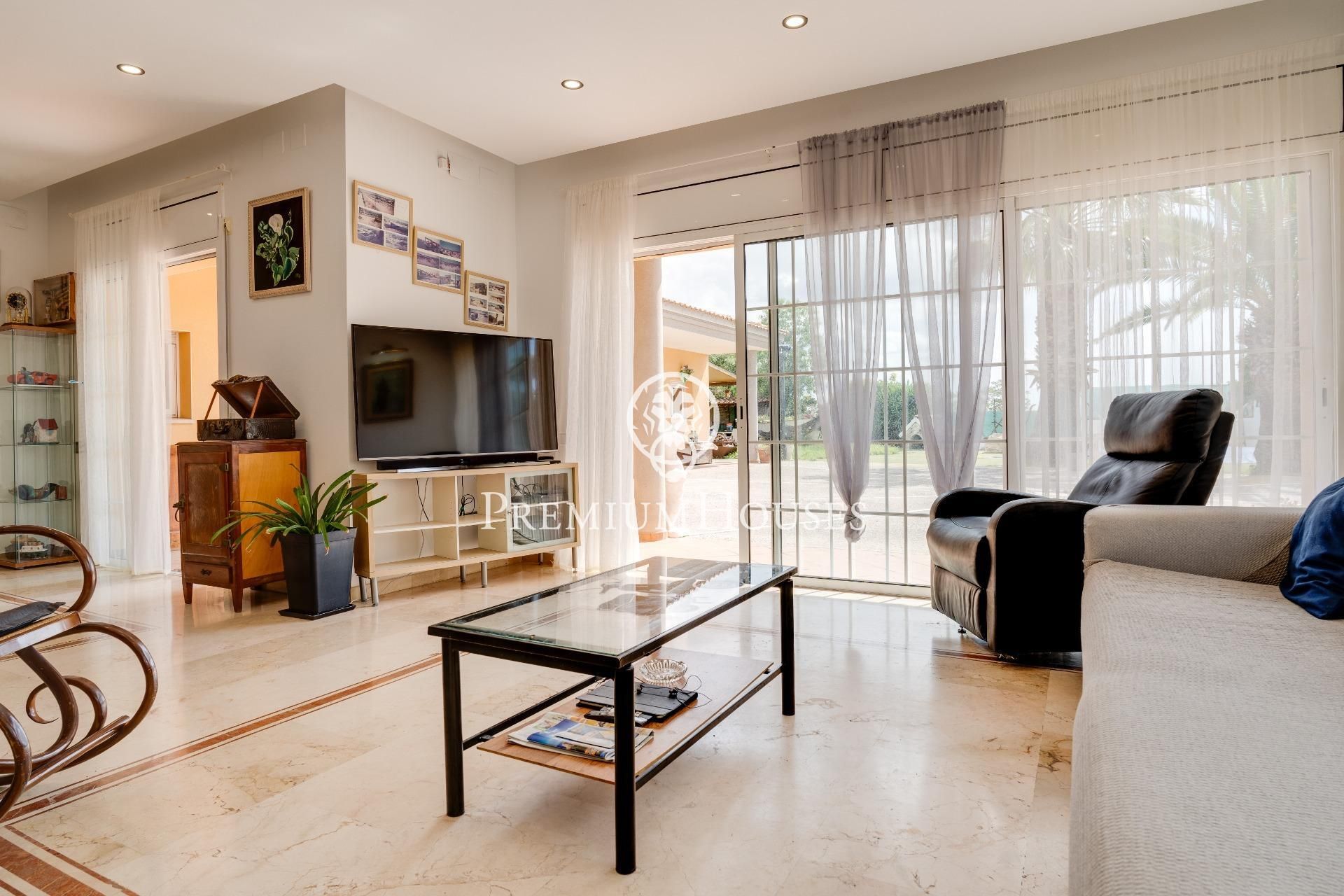 Sala d'estar de Casa o xalet en venda en Vilanova i la Geltrú amb Aire condicionat, Calefacció i Jardí privat