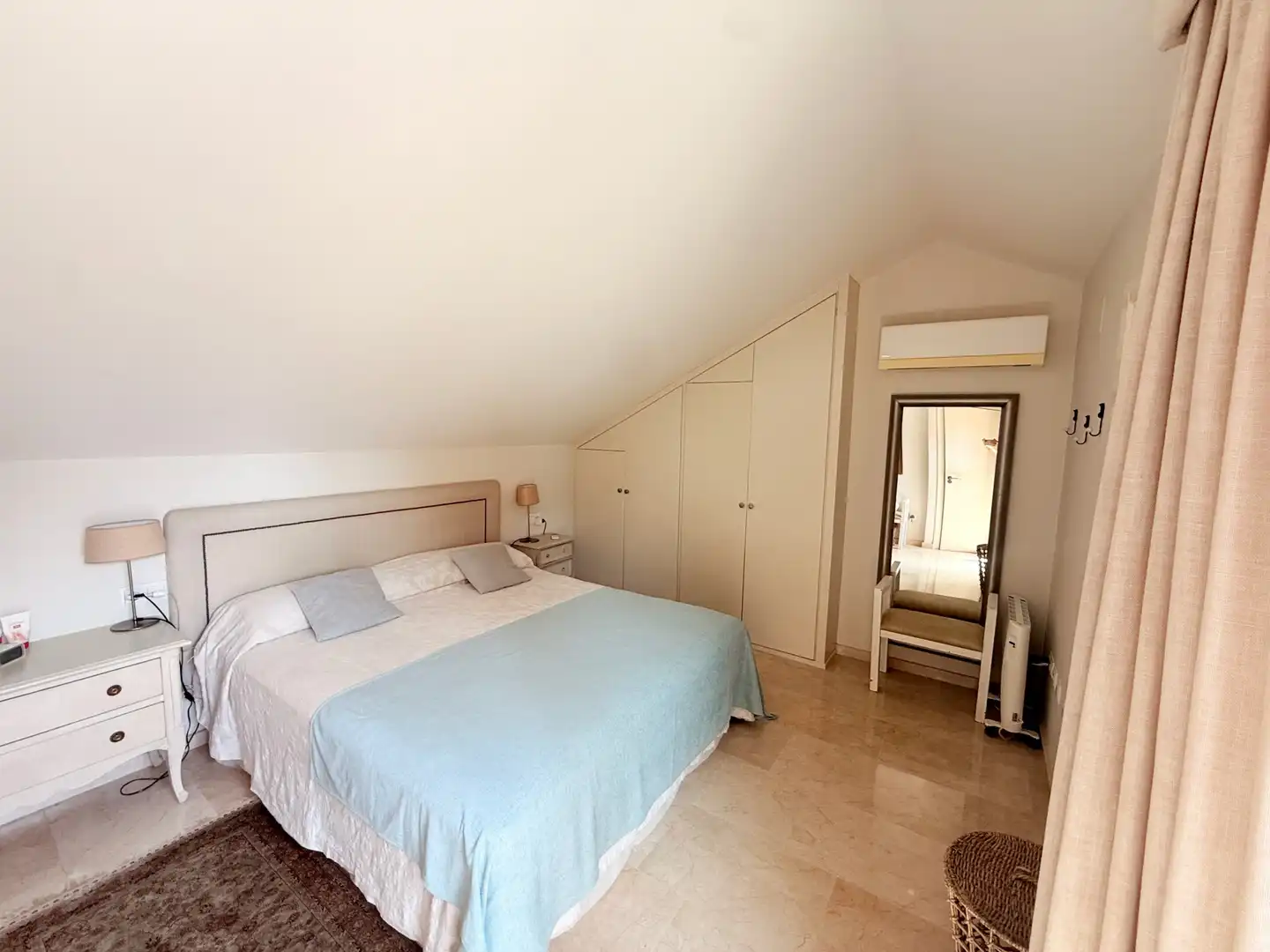 Dormitori de Casa adosada de lloguer en Marbella amb Terrassa, Piscina i Piscina comunitària