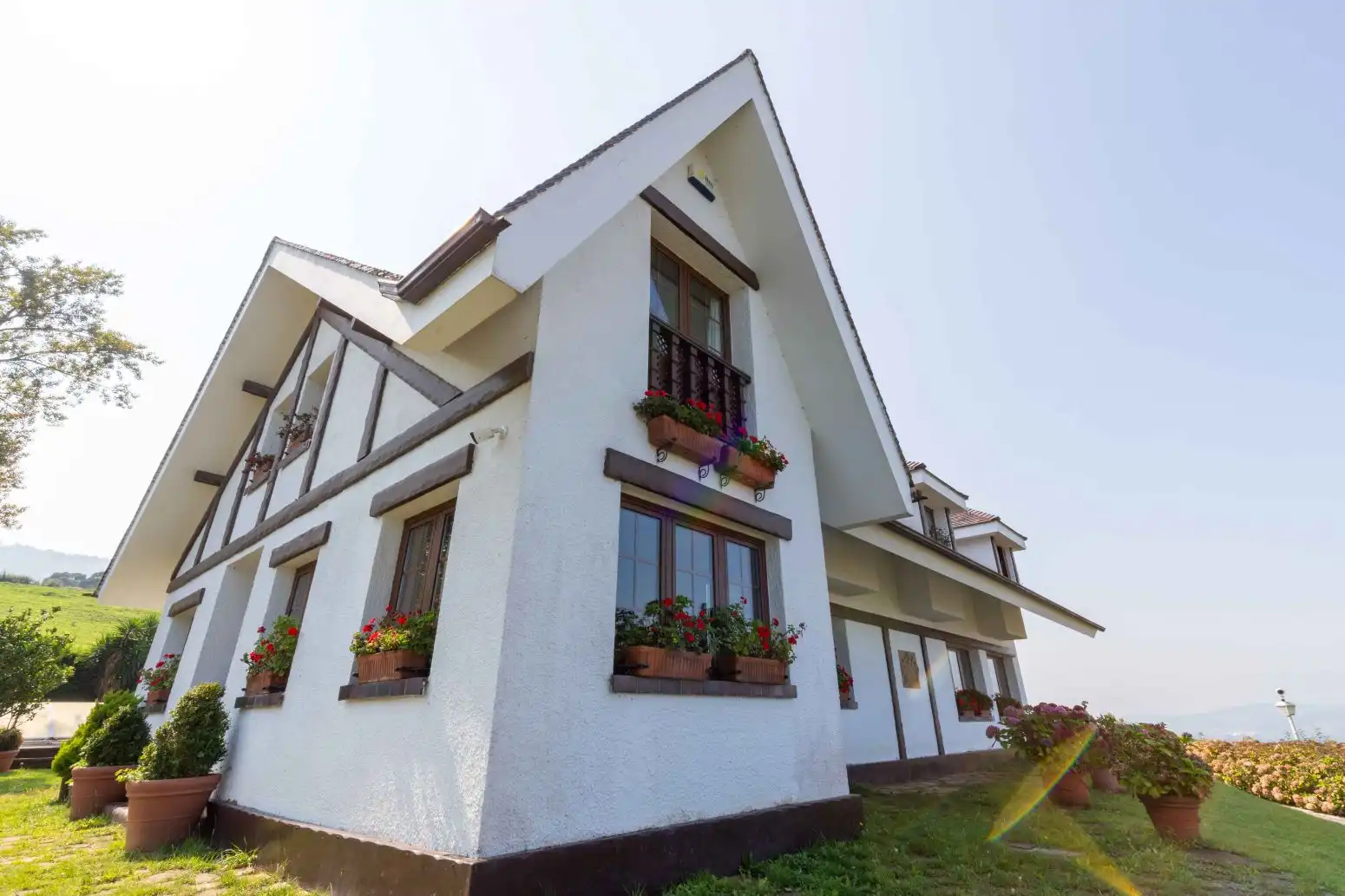 Vista exterior de Casa o xalet en venda en Medio Cudeyo amb Jardí privat, Parquet i Traster