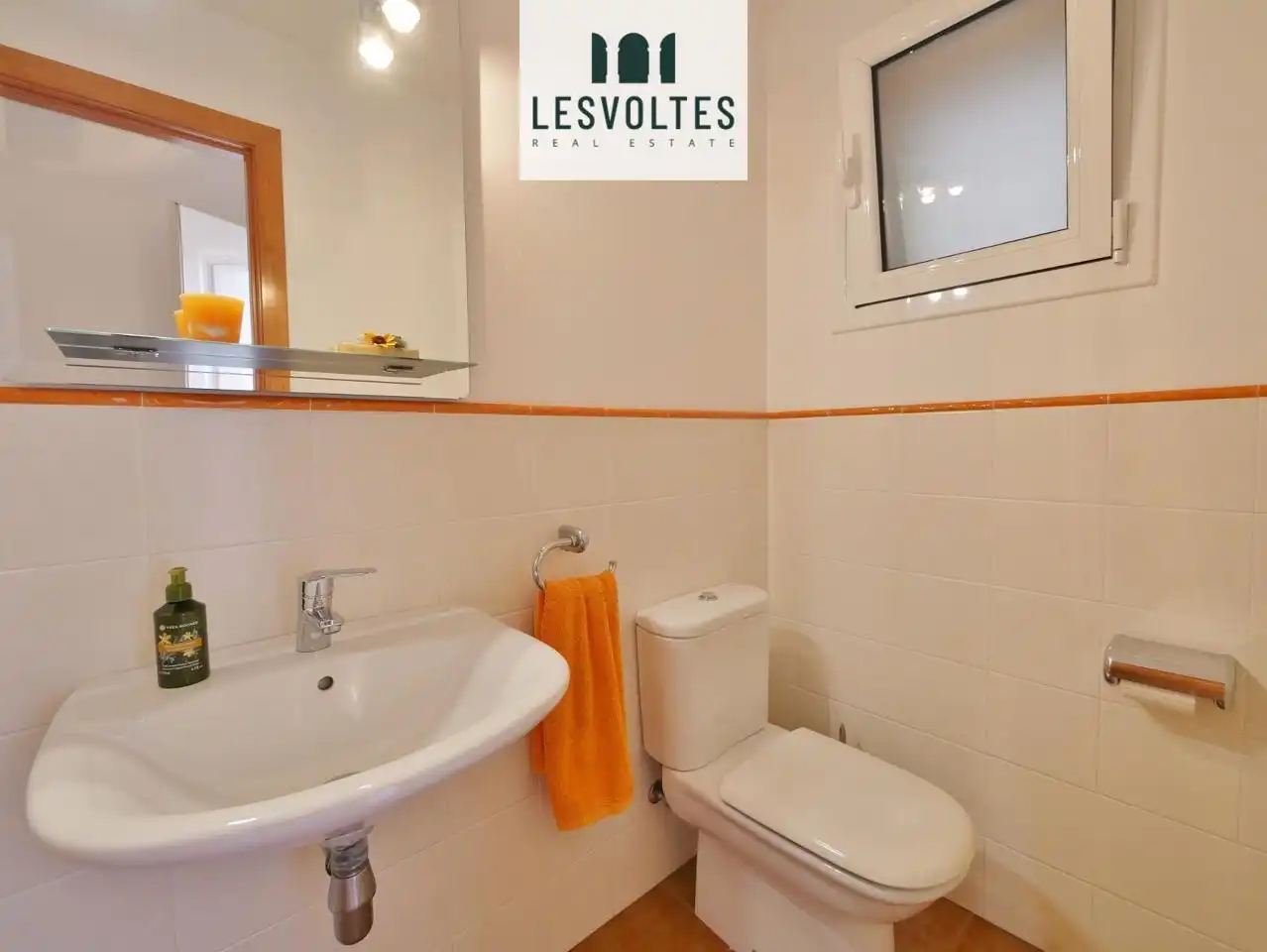 Badezimmer von Einfamilien-Reihenhaus zum Verkauf in Palafrugell mit Heizung, Privatgarten und Terrasse