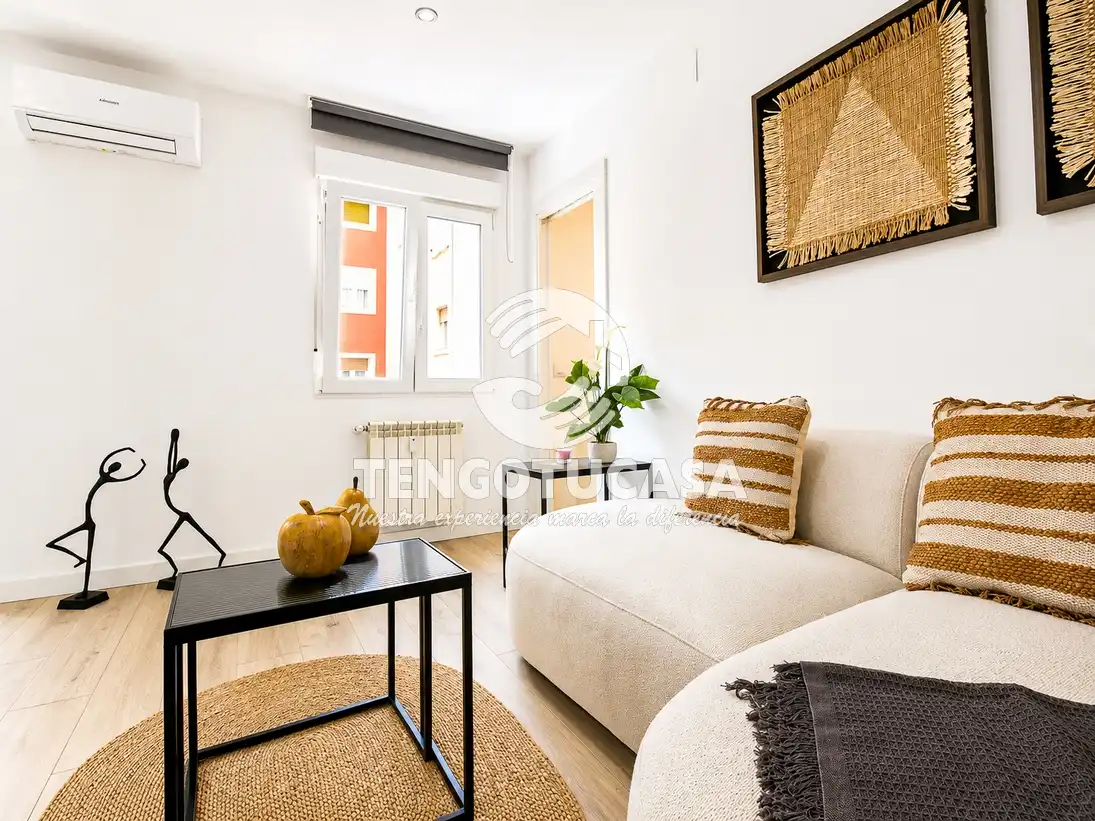 Living room of Flat for sale in Madrid  with Air Conditioner, Furnished and Oven