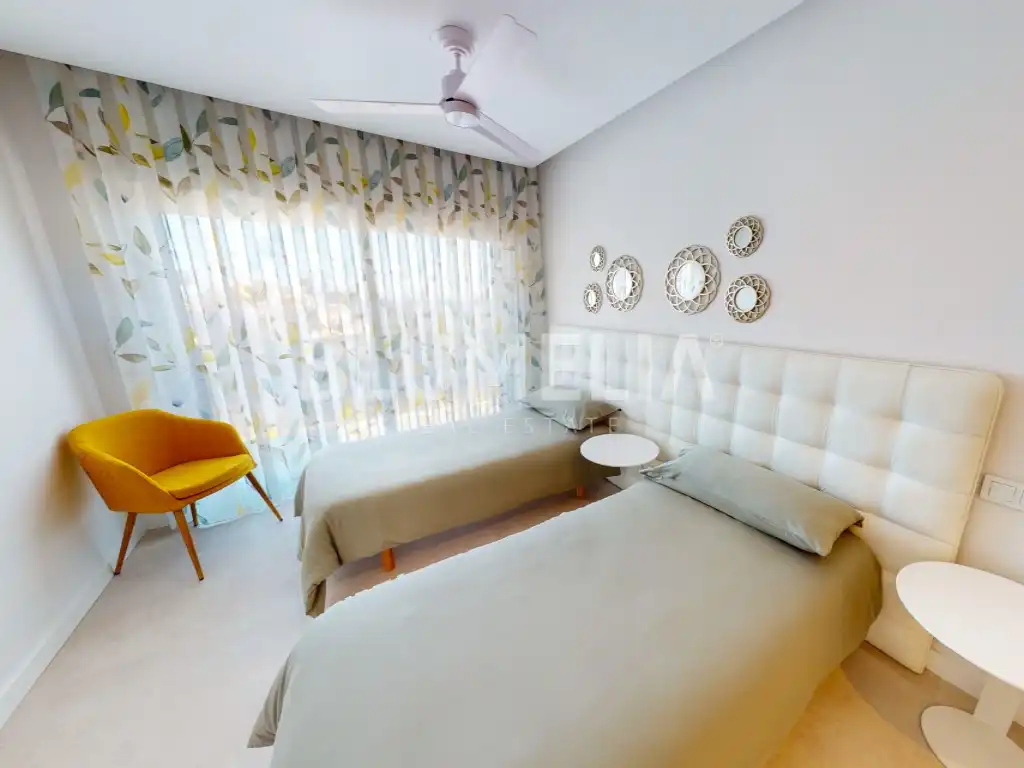 Schlafzimmer von Dachboden zum Verkauf in Oliva mit Klimaanlage, Heizung und Privatgarten