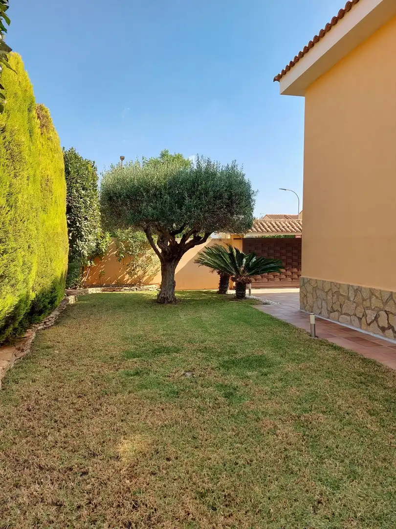 Garden of Houses for sale in La Pobla de Vallbona  with Air Conditioner, Heating and Private garden