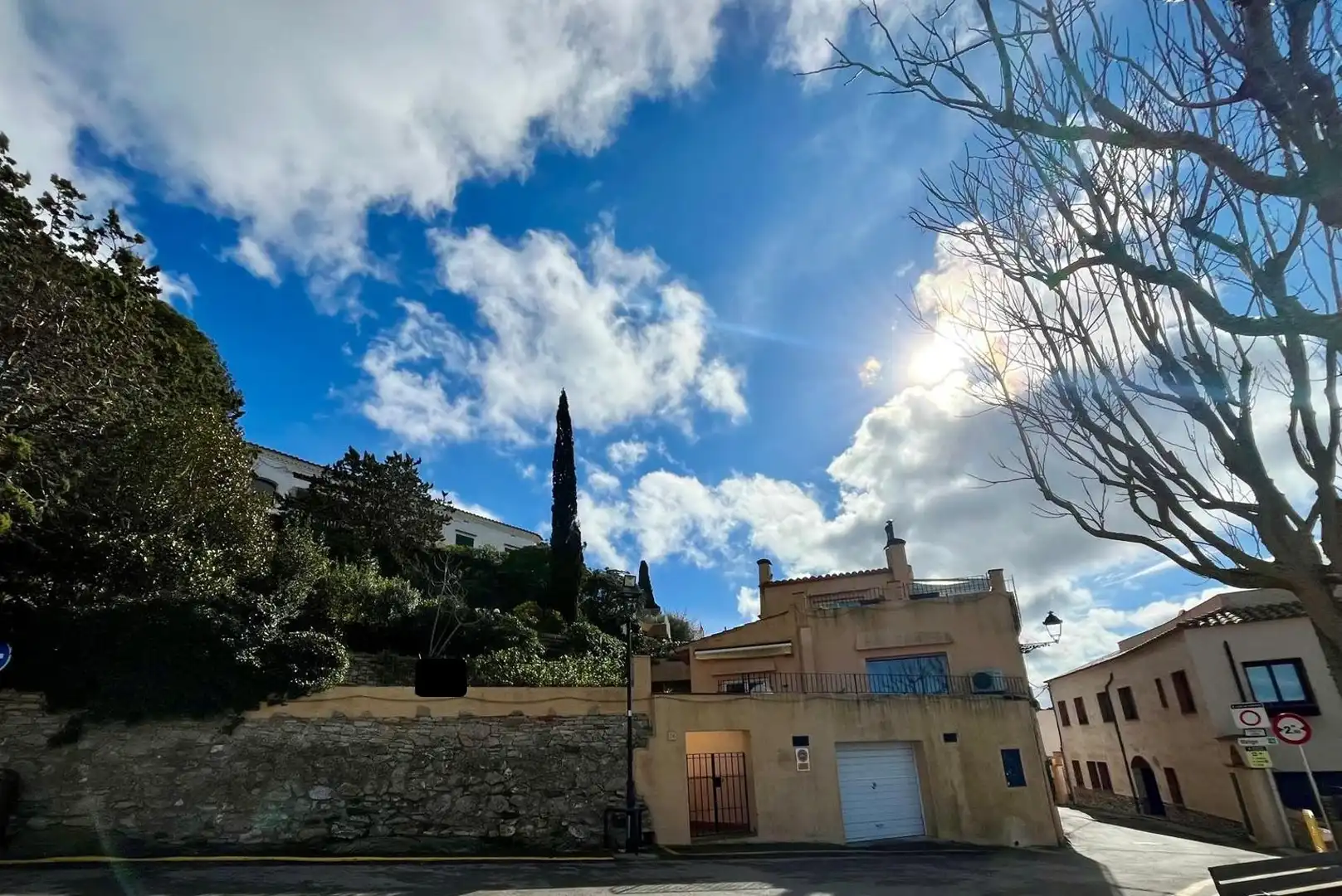 Außenansicht von Einfamilien-Reihenhaus zum Verkauf in Begur mit Terrasse und Balkon