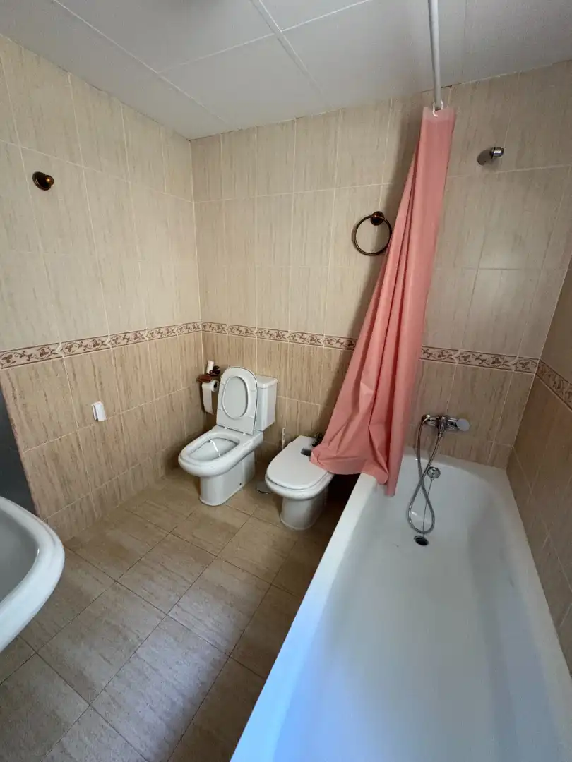Baño de Piso de alquiler en Lucena con Aire acondicionado, Calefacción y Terraza