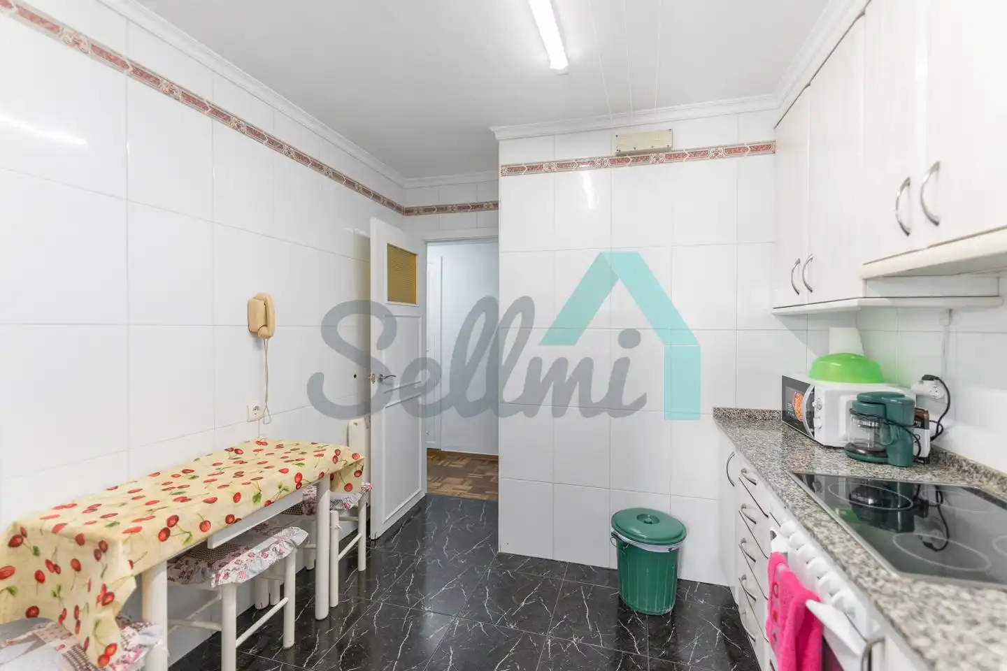Cocina de Piso de alquiler en Gijón  con Calefacción, Parquet y Amueblado