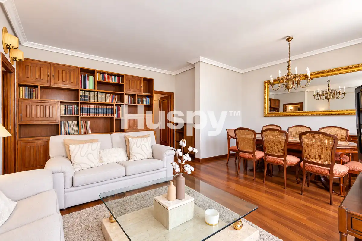 Piso con ascensor en venta en Calle Guzman el Bueno, imagen 3