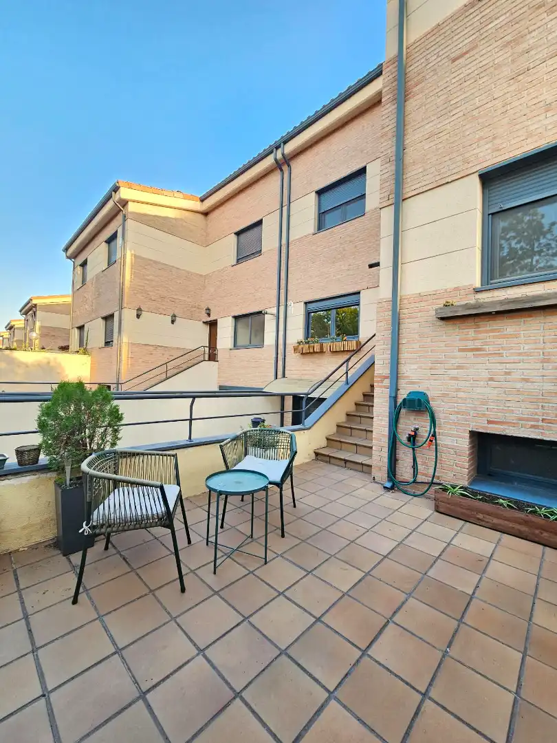 Terrassa de Casa o xalet en venda en Navalcarnero amb Calefacció, Jardí privat i Piscina comunitària