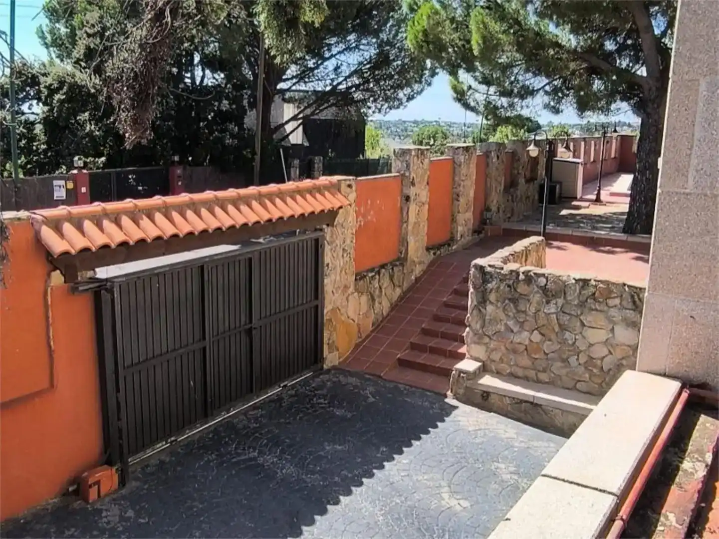 Außenansicht von Wohnung zum Verkauf in Torrelodones mit Klimaanlage, Schwimmbad und Balkon