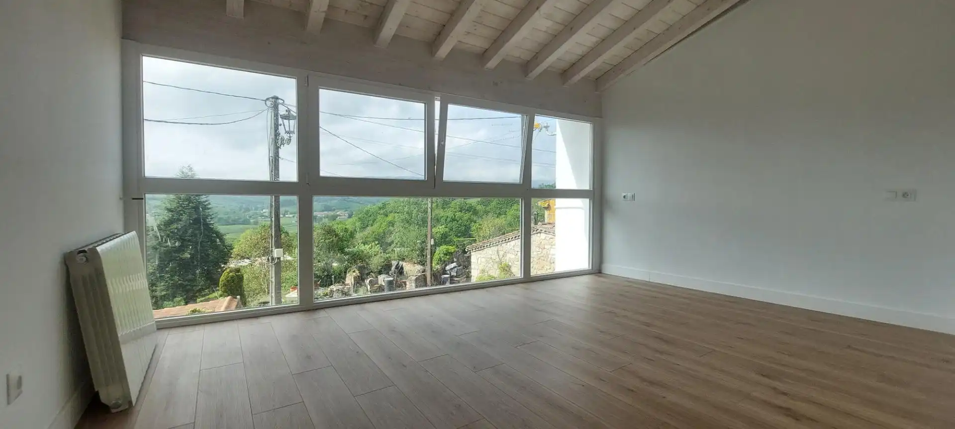 Sala d'estar de Casa adosada en venda en Udías amb Calefacció