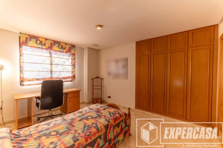 Dormitori de Casa o xalet en venda en Alaquàs amb Aire condicionat, Terrassa i Piscina