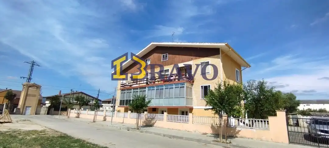 Vista exterior de Dúplex en venta en Medina de Pomar con Calefacción, Jardín privado y Terraza