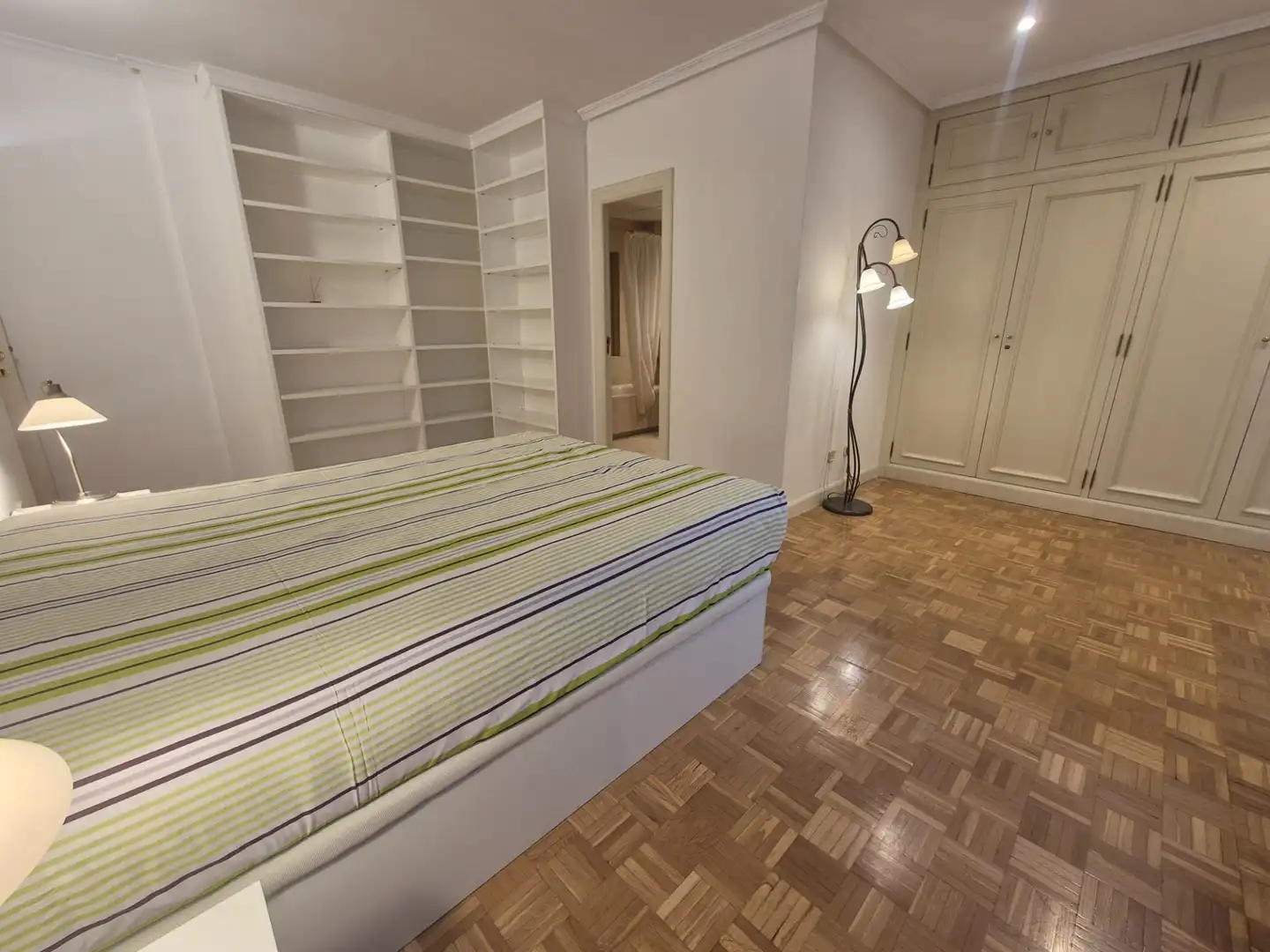Schlafzimmer von Wohnung zur Miete in Madrid mit Klimaanlage, Heizung und Möbliert