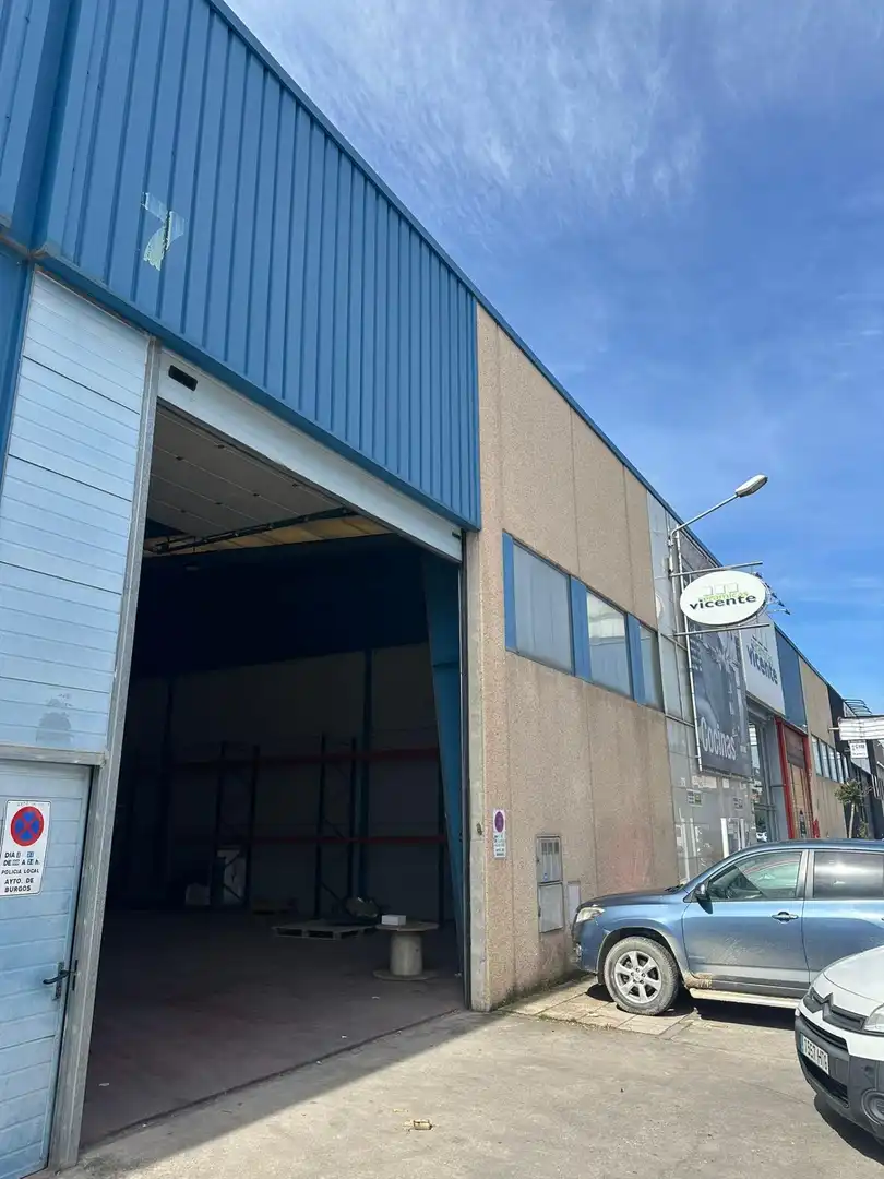 Außenansicht von Fabrikhallen zur Miete in Burgos
