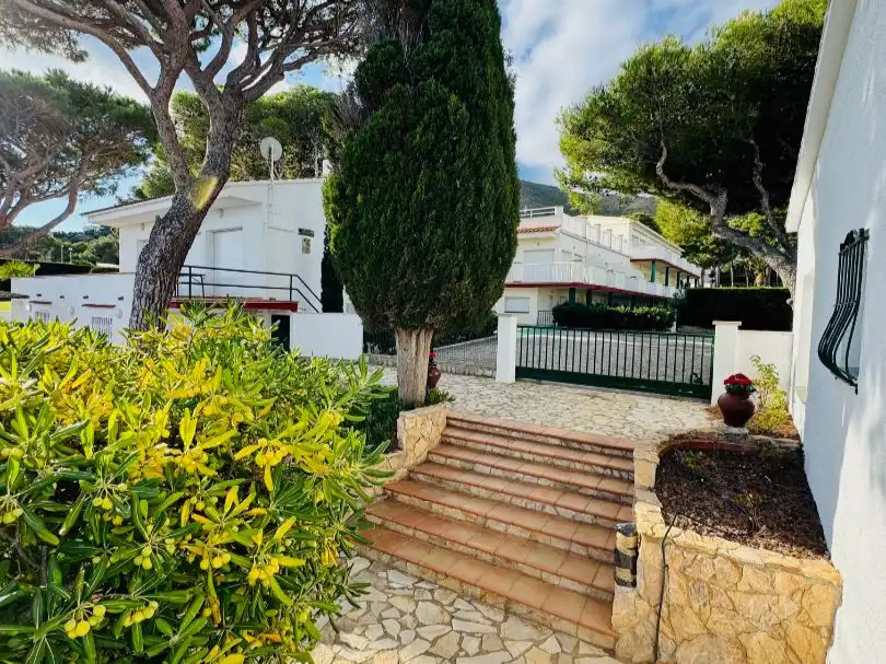 Jardí de Local en venda en Llançà amb Terrassa, Moblat i Internet