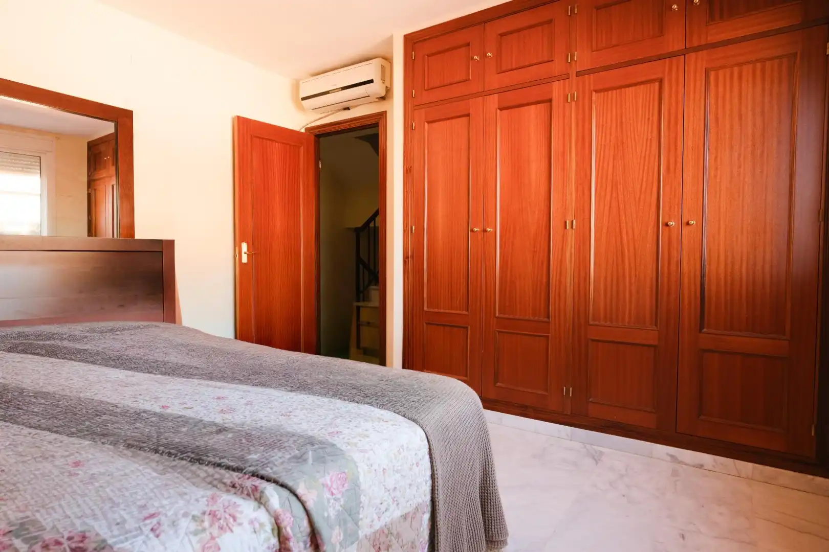 Schlafzimmer von Dachboden zum Verkauf in Pilas mit Klimaanlage und Terrasse