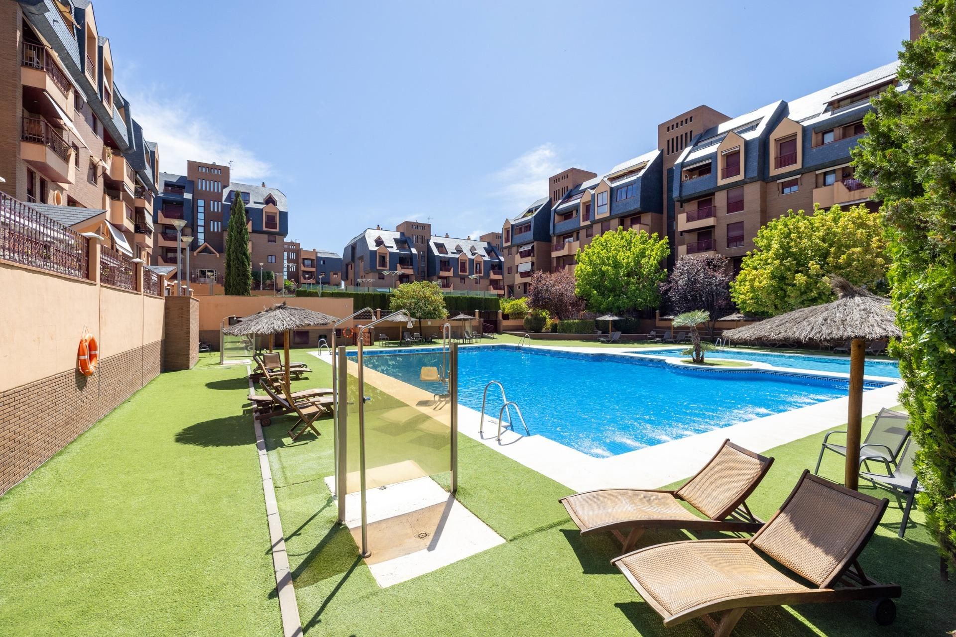Piscina de Ático en venta en  Granada Capital con Calefacción, Jardín privado y Terraza
