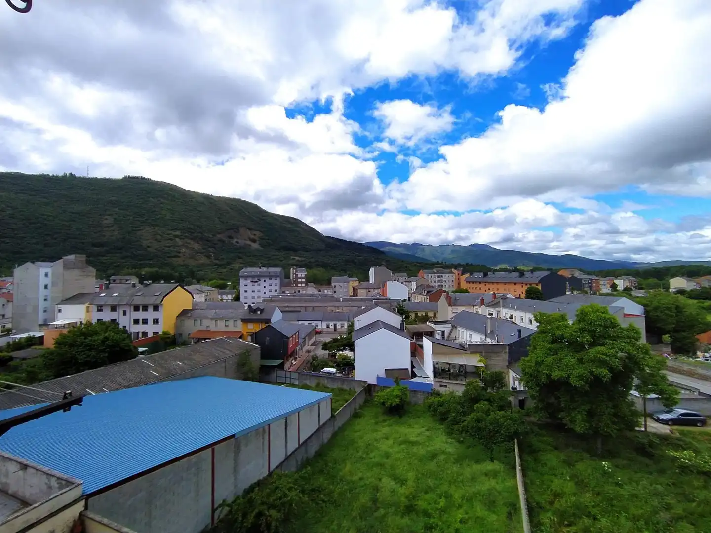 Vista exterior de Piso en venta en Ponferrada con Calefacción, Terraza y Trastero