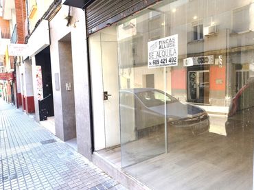 Local comercial de lloguer a Calle de José Lóbez Pueyo 8