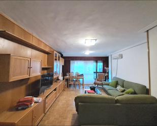 Sala d'estar de Apartament de lloguer en  Madrid Capital amb Aire condicionat, Terrassa i Balcó