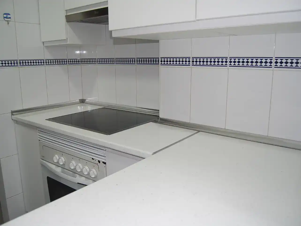 Cuina de Apartament de lloguer en Algeciras amb Piscina