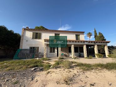 Casa con piscina en venta en VILLAFRANQUEZA 21