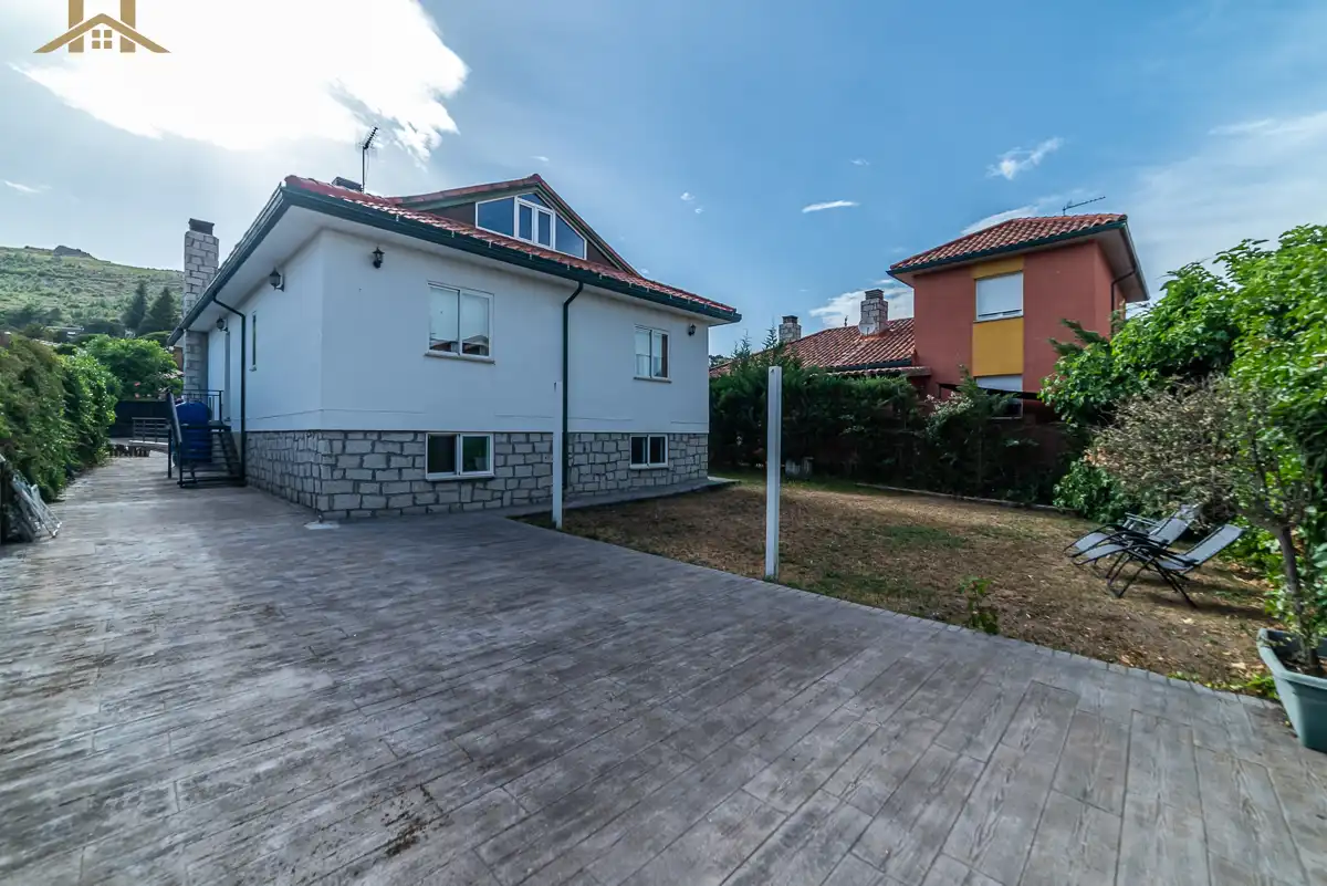 Vista exterior de Casa o chalet en venta en Collado Mediano con Calefacción y Jardín privado