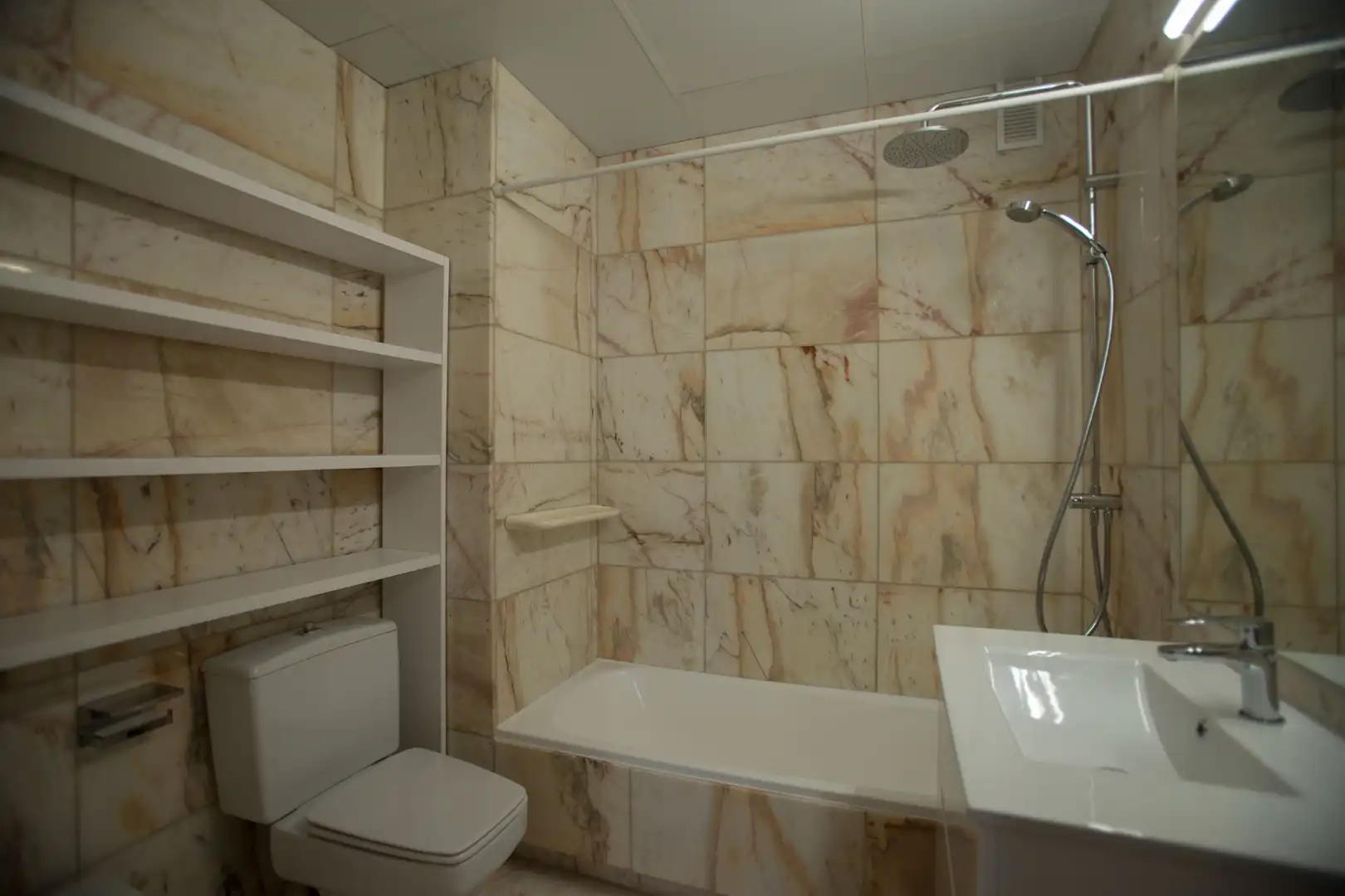 Bathroom of Flat for rent in Madrid  with Air Conditioner, Heating and Parquet flooring