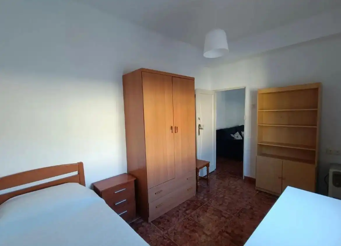 Habitación de Piso de alquiler en Granada con Amueblado y Balcón