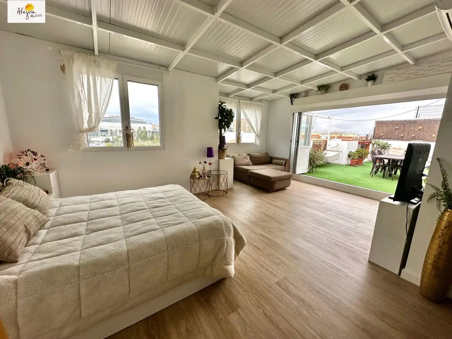 Schlafzimmer von Dachboden zum Verkauf in Valencia mit Klimaanlage und Möbliert