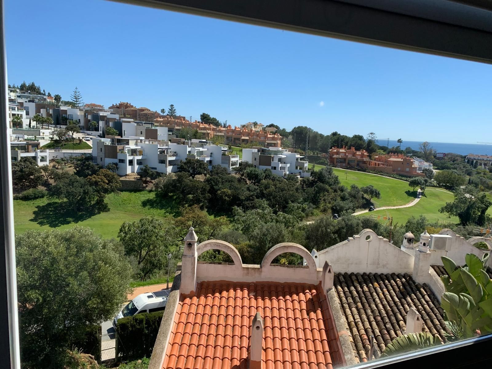 Vista exterior de Casa adosada en venda en Marbella amb Aire condicionat, Terrassa i Moblat