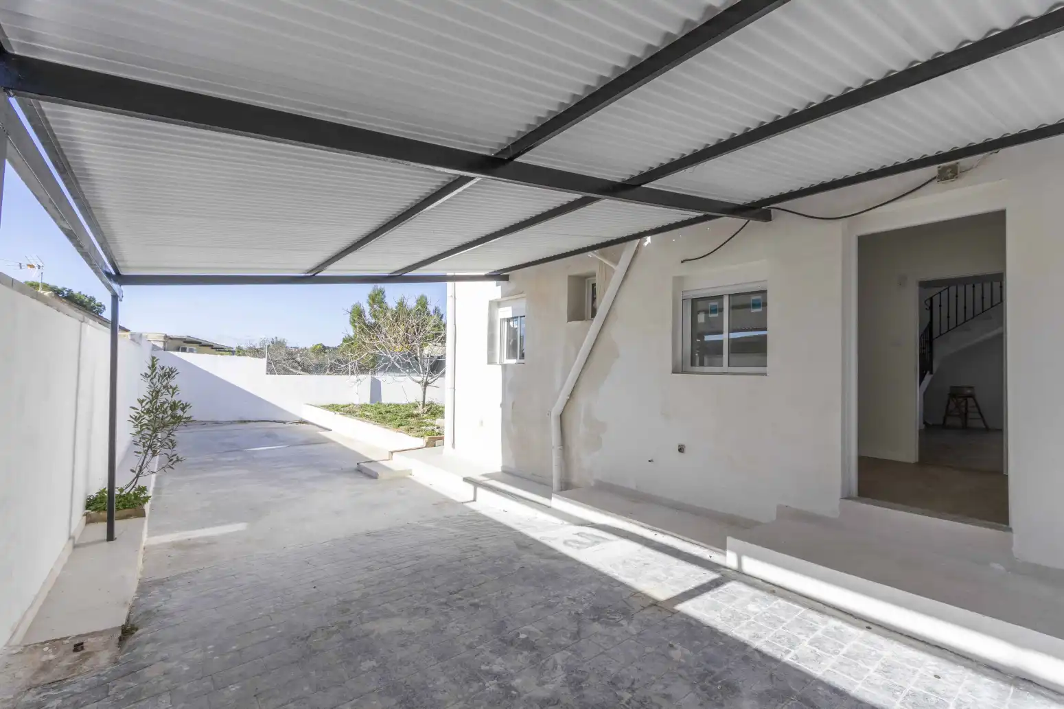 Vista exterior de Casa o xalet en venda en La Pobla de Vallbona amb Jardí privat i Piscina