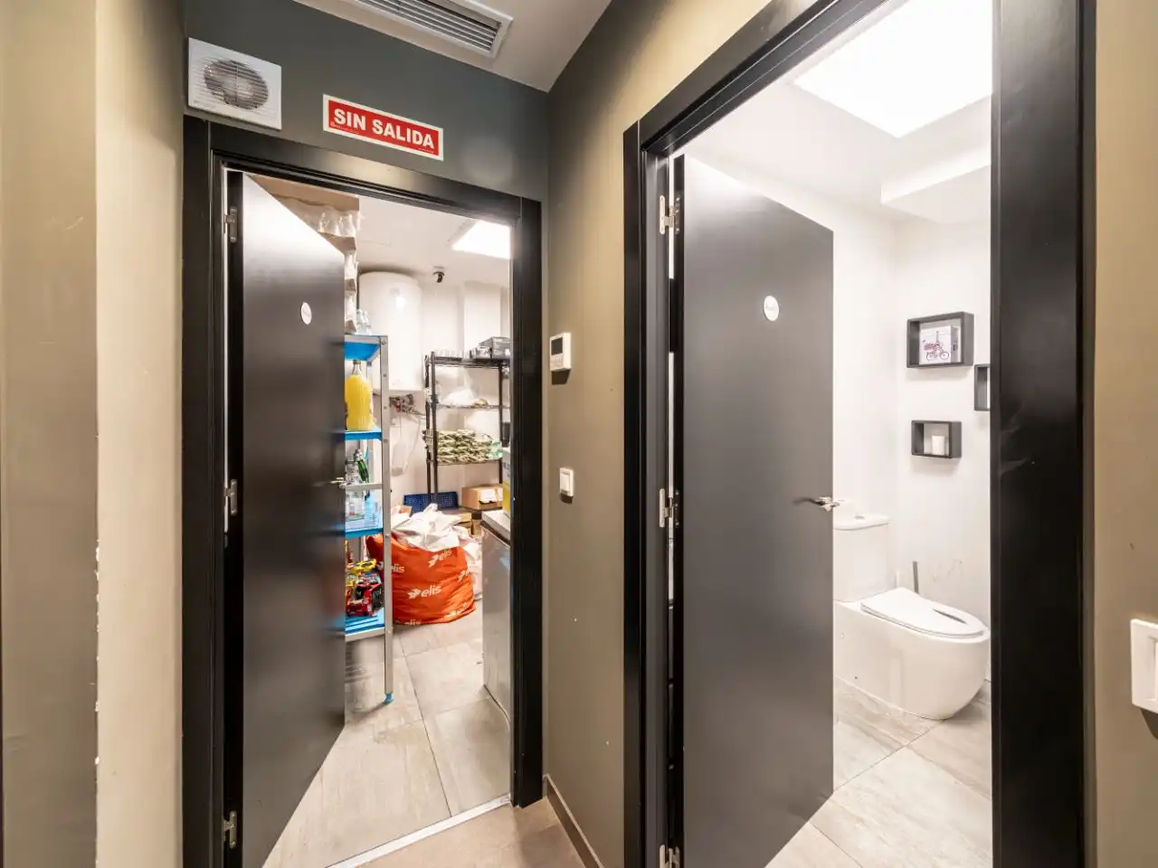 Baño de Local en traspaso en Madrid con Aire acondicionado, Calefacción y Terraza
