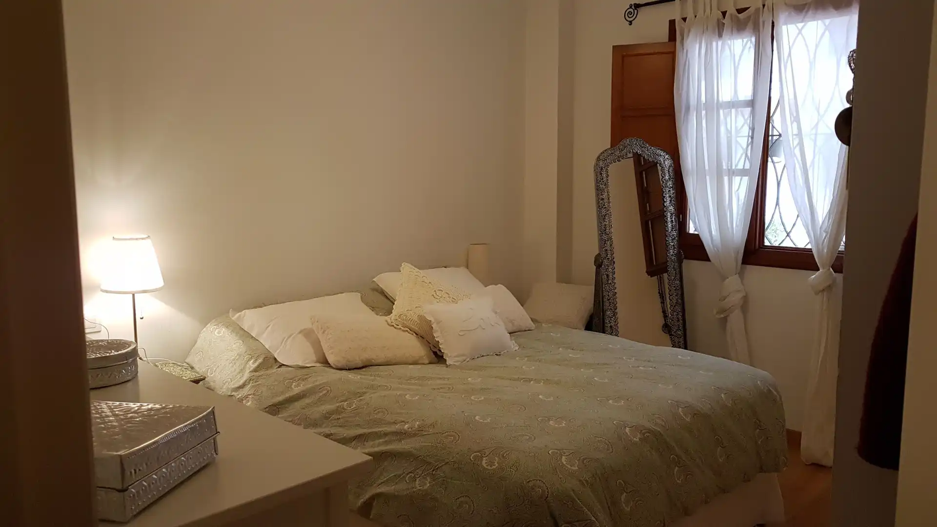 Dormitori de Apartament de lloguer en Sevilla amb Aire condicionat, Moblat i Rentadora