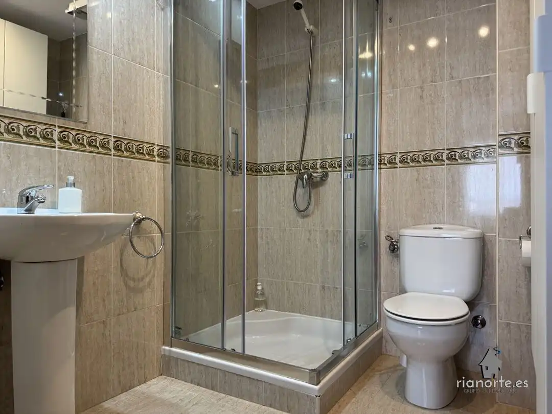 Badezimmer von Wohnung zum Verkauf in Ribadesella mit Heizung und Balkon