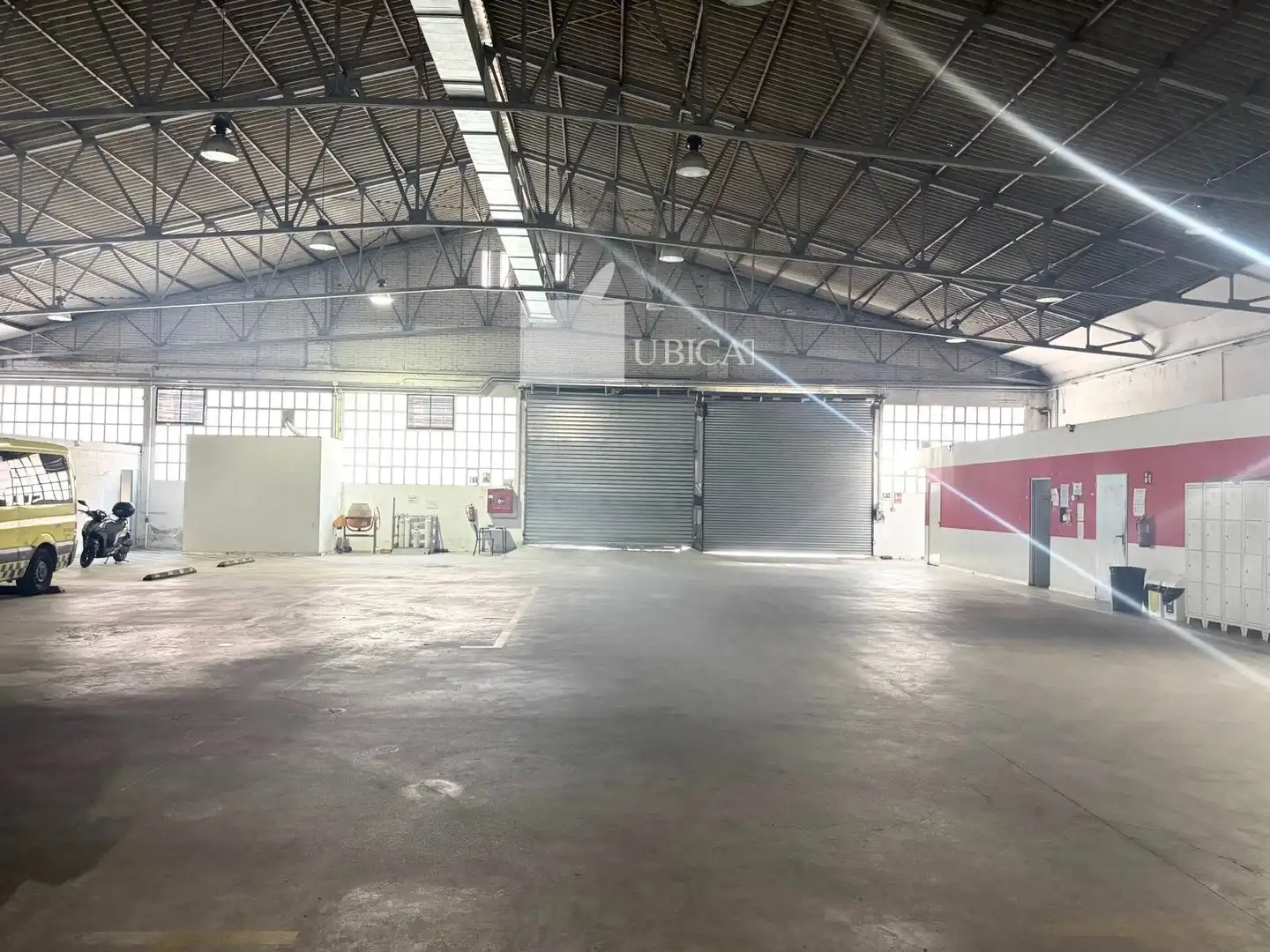 Industrial building to rent in Sud