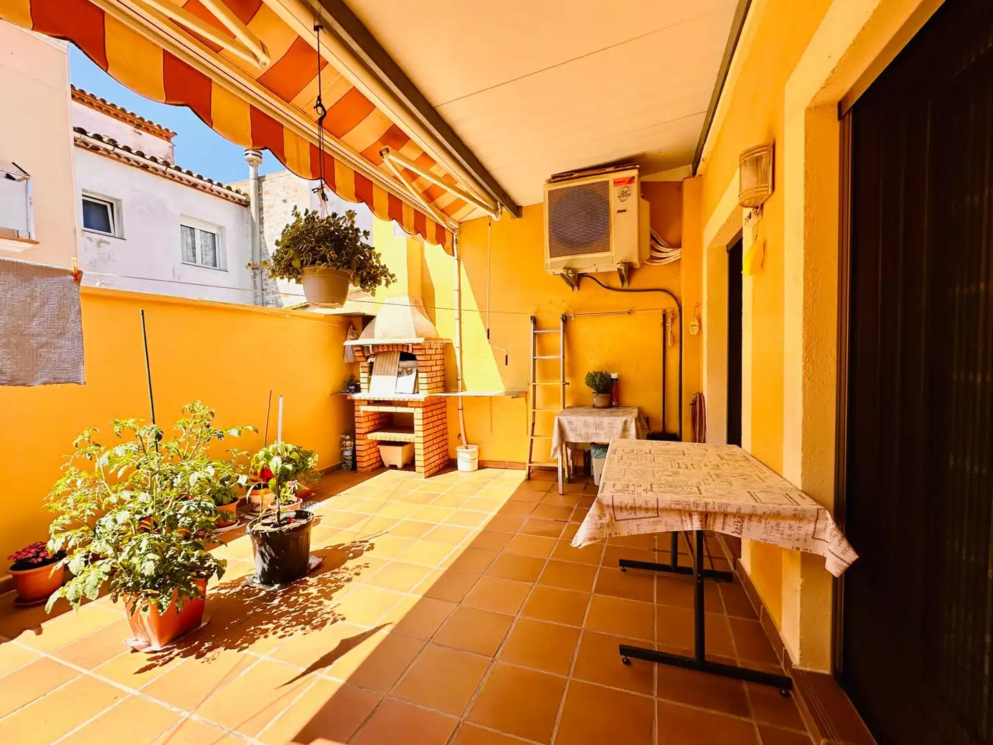Terrasse von Einfamilien-Reihenhaus zum Verkauf in Palamós mit Klimaanlage, Heizung und Terrasse