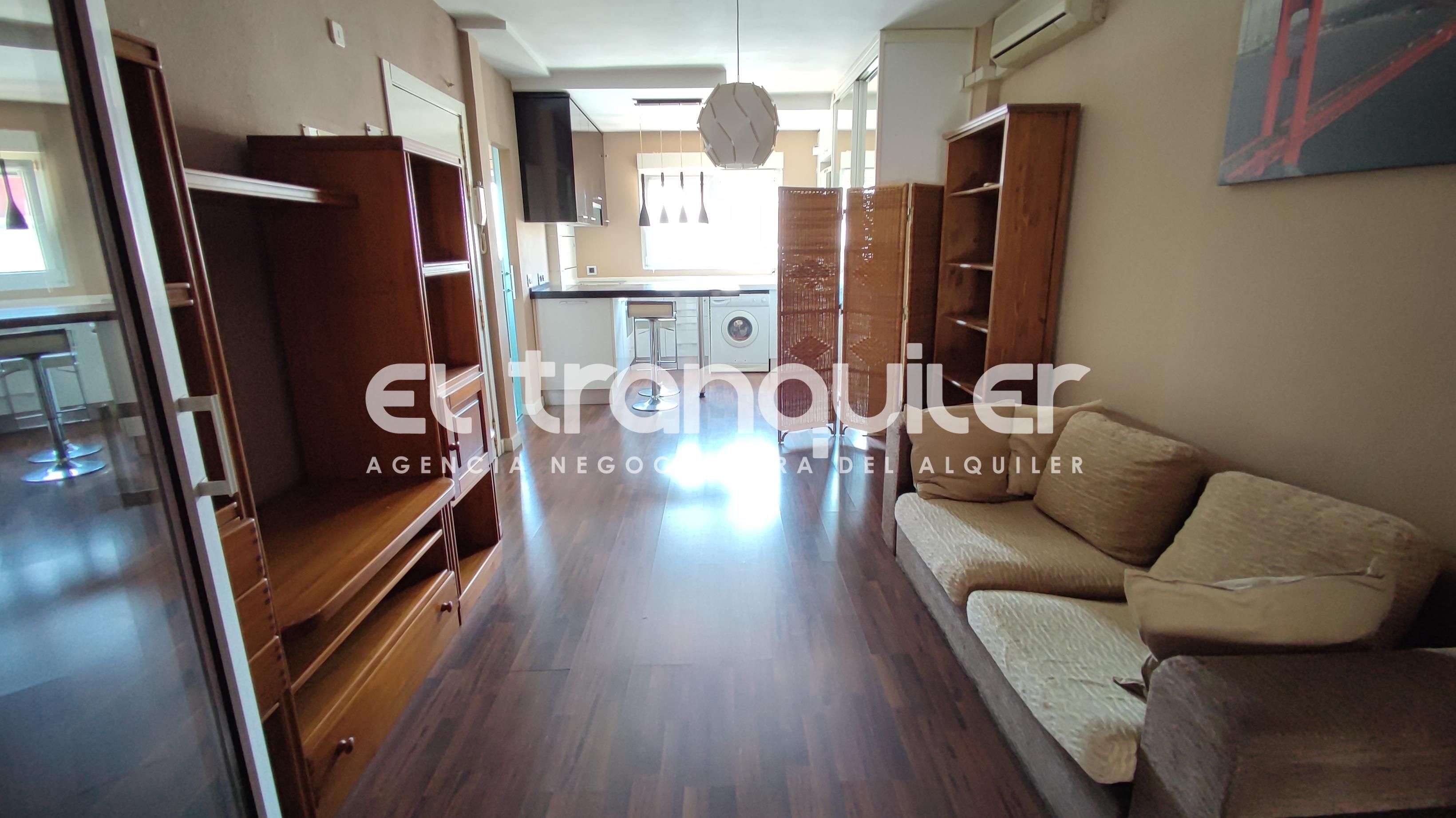 Sala d'estar de Àtic de lloguer en  Madrid Capital amb Aire condicionat, Moblat i Rentadora