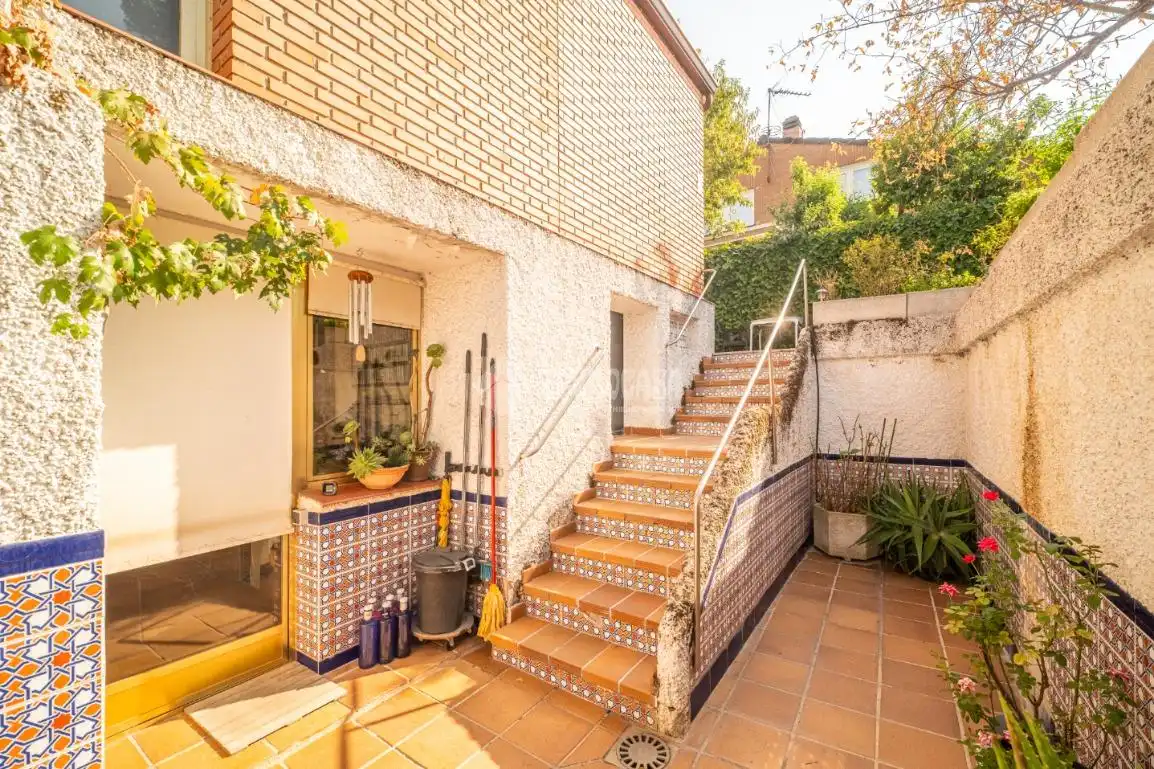 Vista exterior de Casa o xalet en venda en Rivas-Vaciamadrid amb Aire condicionat, Calefacció i Piscina